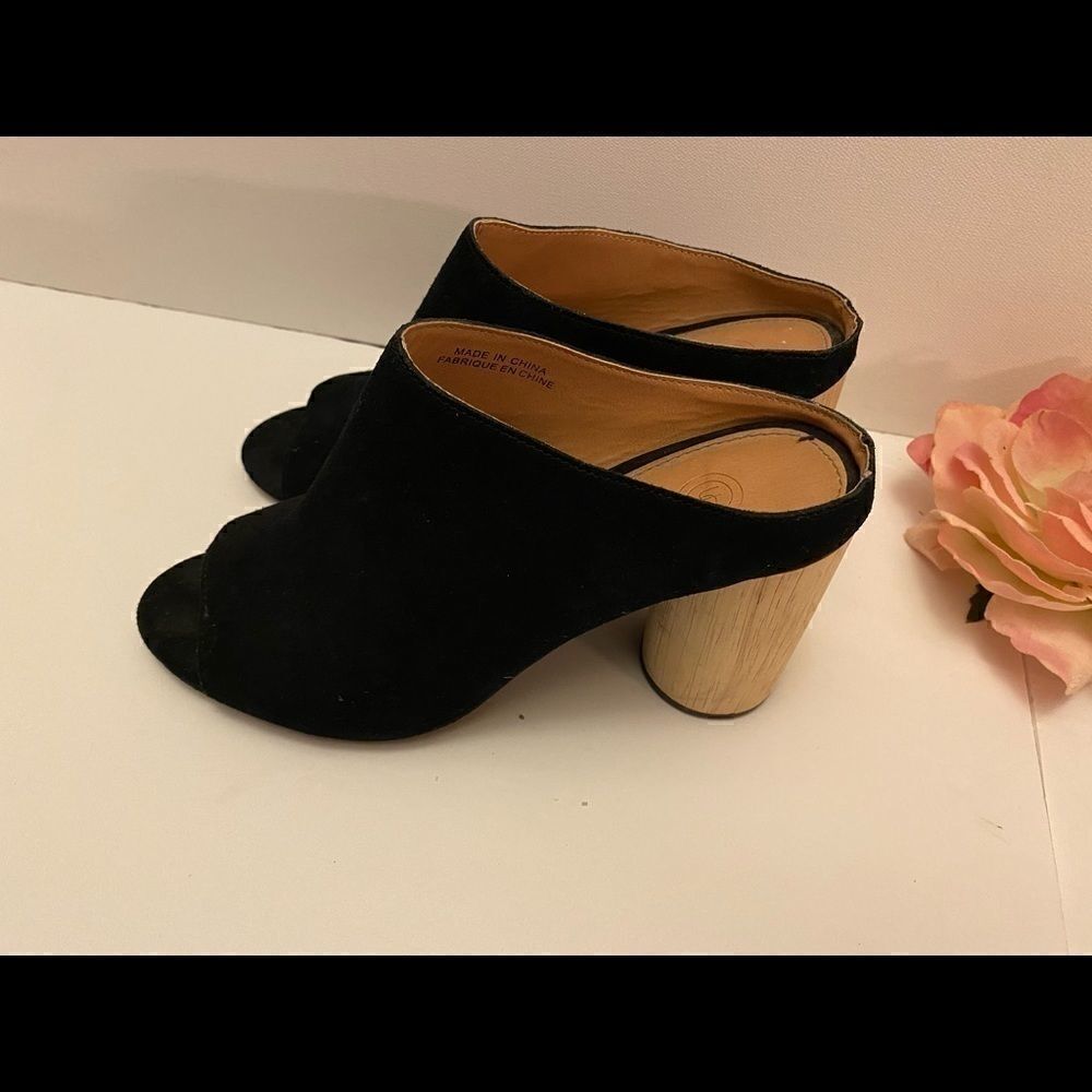 🥀Urban outfitters black  suede sandals Size:9